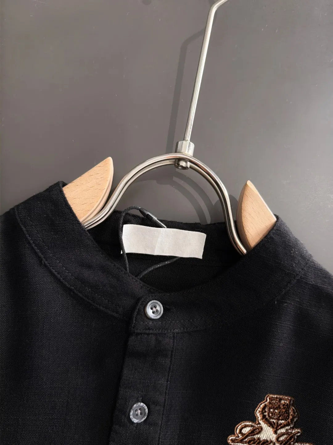 Next day shipping High Quality LP 2041 Fall/Winter New Arrival Men's Long T. Continuation of the Classic Lao Qianfeng casual long T. This polo shirt is made of original counter knitted cotton fabric and linen, with a timeless design that can transcend fashion trends. Classic style, the brand LOGO is three-dimensional and unique, making the whole thing more detailed. Fitted version, fabric, comfortable, skin-friendly, breathable, very practical for daily commuting and leisure. Highly recommended. Size: M-3XL. Please state your height and weight when placing an order.